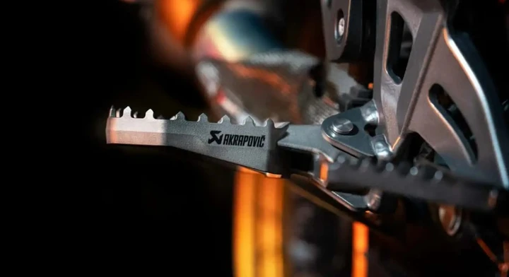 Akrapovič porta il titanio sulle pedane: più grip per le moto ADV