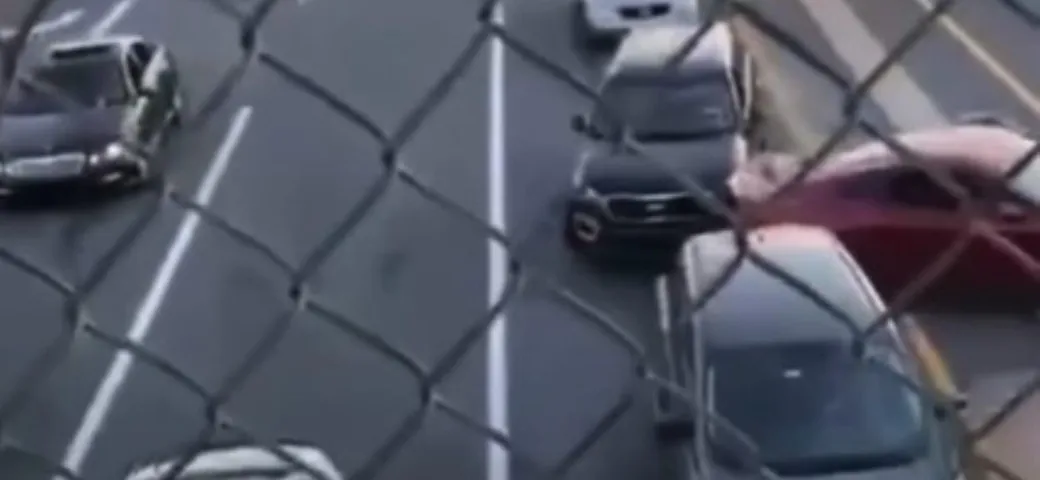 Ford Mustang sbanda e sbatte contro una Kia Sorento [Video]