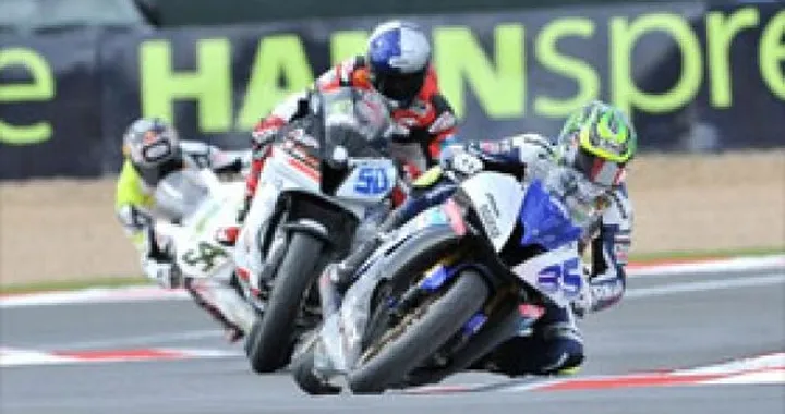 Crutchlow e Laverty provano a Portimao prima della gara che assegnerà il titolo Mondiale Supersport