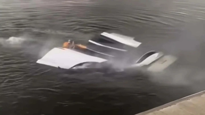 Tesla Model X prende fuoco dopo essere finita a mare [VIDEO]