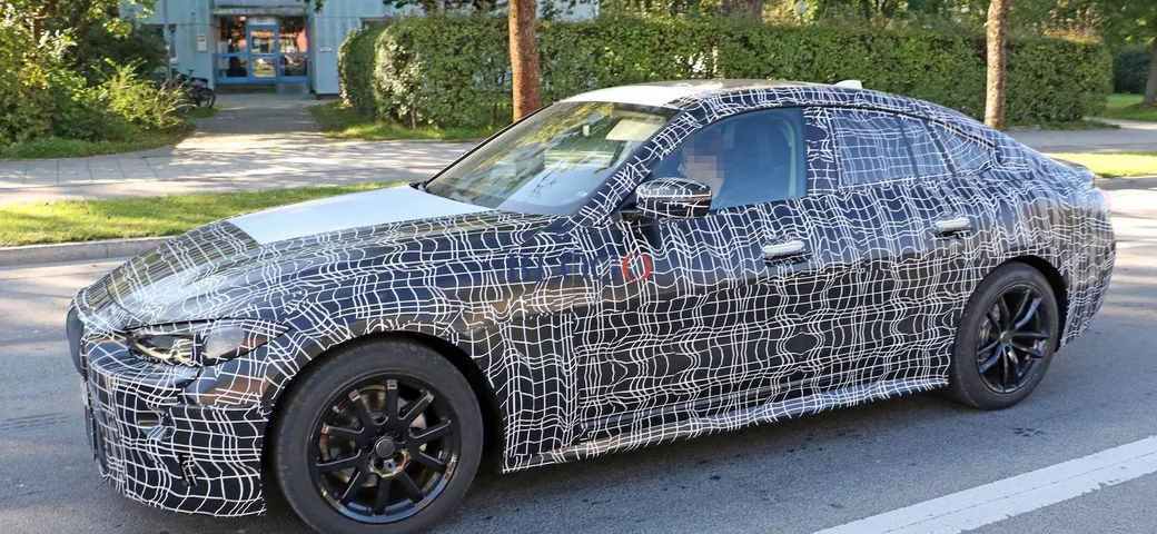 Nuova BMW Serie 4 Gran Coupè: foto spia su strada