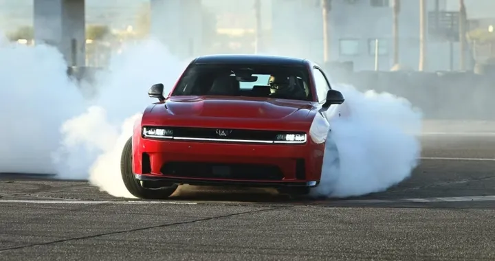 Dodge Charger arriva in Italia, fino a 670 CV: benzina o elettrica