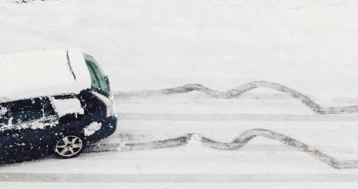 Scaldare l'auto in inverno, perché non lasciare il motore al minimo