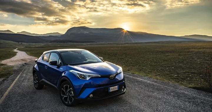 Toyota C-HR 1.8 Hybrid Active: la video prova