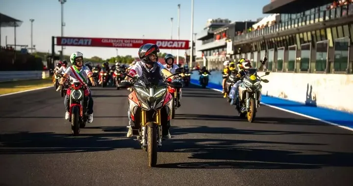 Ducati festeggia 100 anni al World Ducati Week: debutta la Desmo450 SM