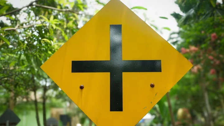 Croce nera su sfondo giallo: il significato del cartello che molti ignorano