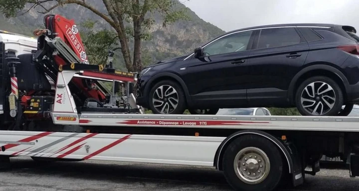 Sfreccia a 183 km/h sotto la pioggia: patente sospesa e carcere
