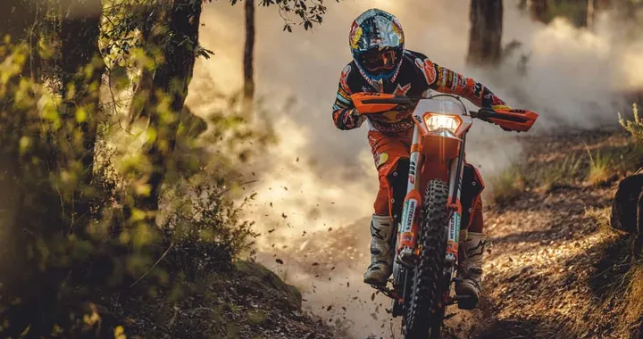 KTM svela 350 EXC-F Factory Edition 2022: l'eccellenza nel campo enduro 4 tempi