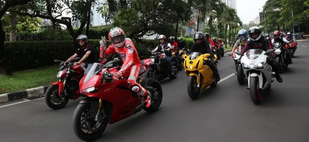 Hayden per le strade di Jakarta con una Ducati 1199 Panigale S