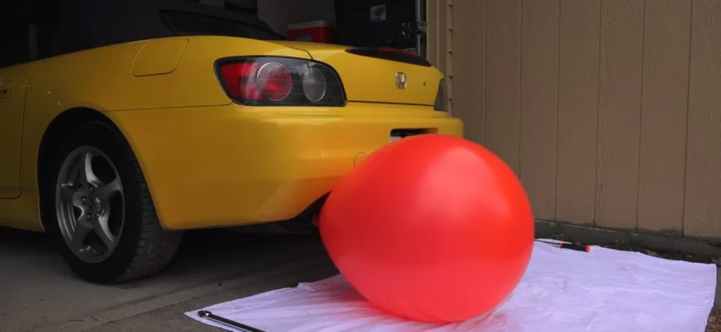 Gonfiare palloncini con un’auto [Video]