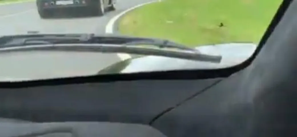 Ferrari LaFerrari Aperta danza dietro la Porsche Carrera GT [Video]