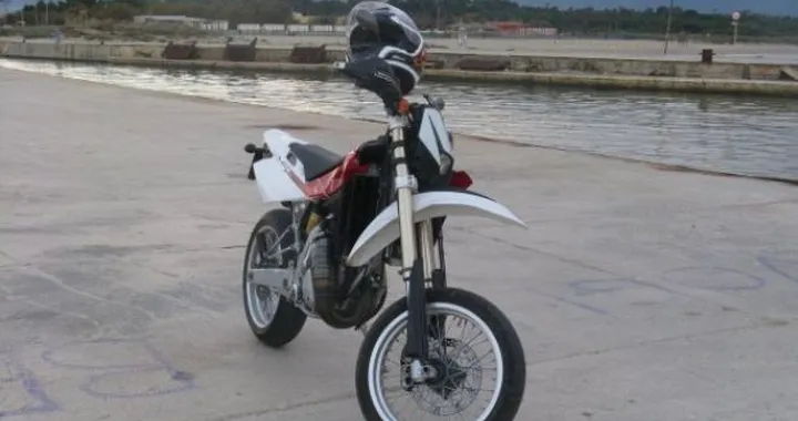 Foto del giorno: Husquarna SM125 al porto di foce varano