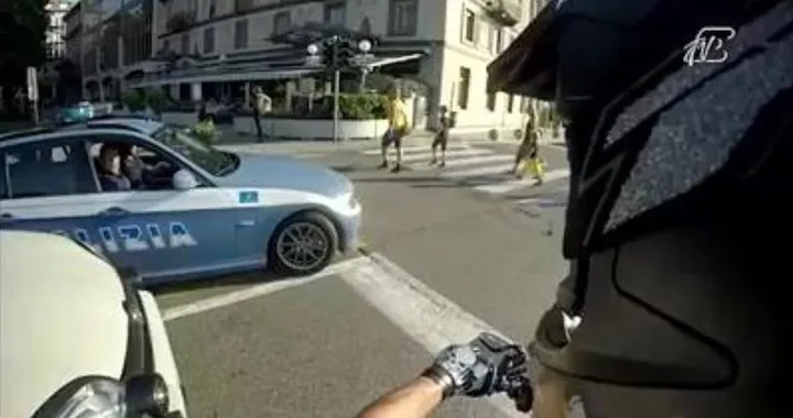 Fugge dalla polizia con un motocross