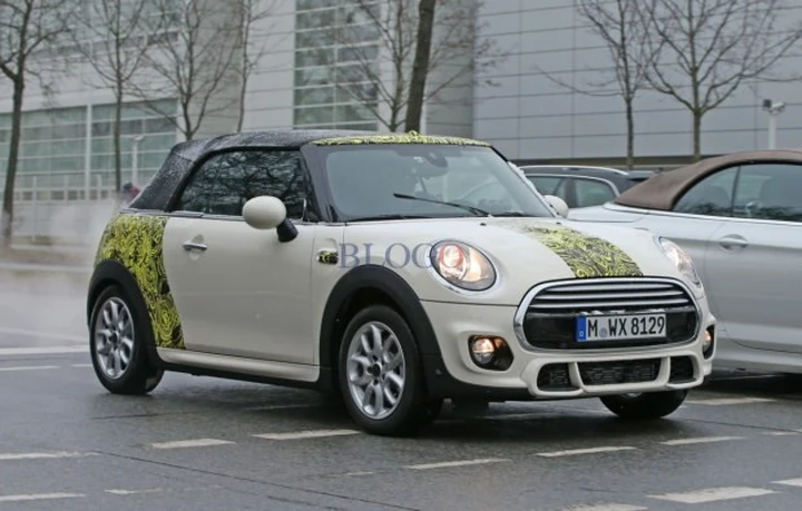 Mini Cabrio: foto spia su strada