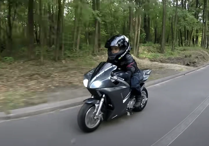 Tima Kuleshov, il piccolo talento in moto: che spettacolo!