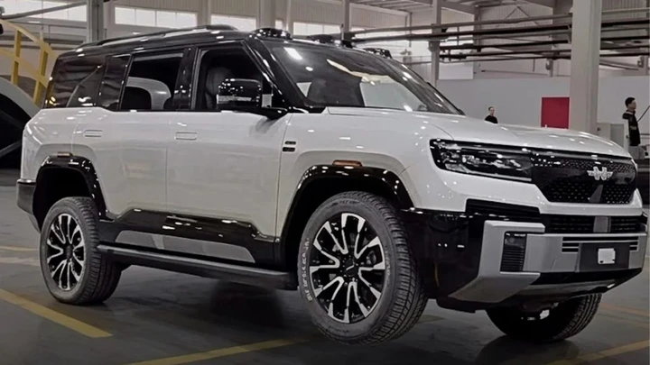 Denza B8, il SUV BYD che si solleva da solo per cambiare una gomma