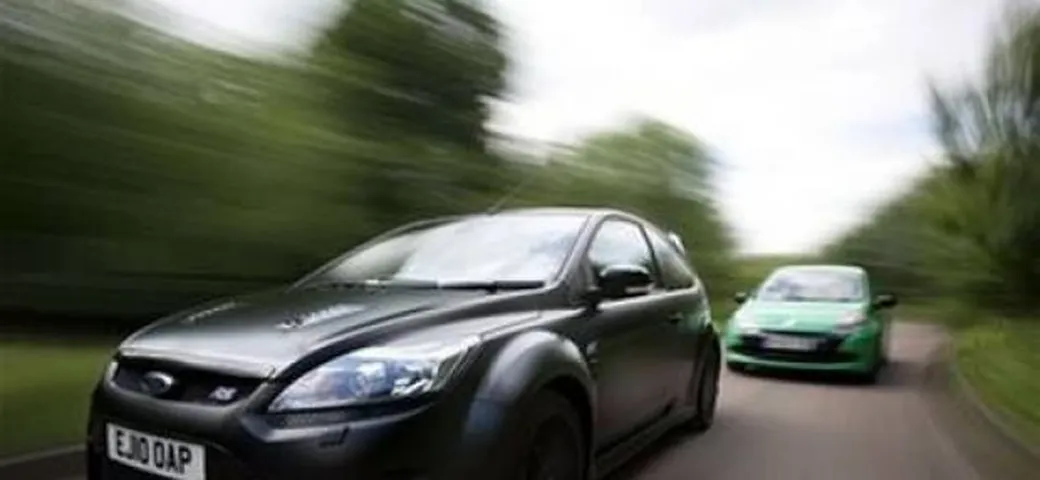 Video: Ford Focus RS500 contro Renault Clio RS Cup