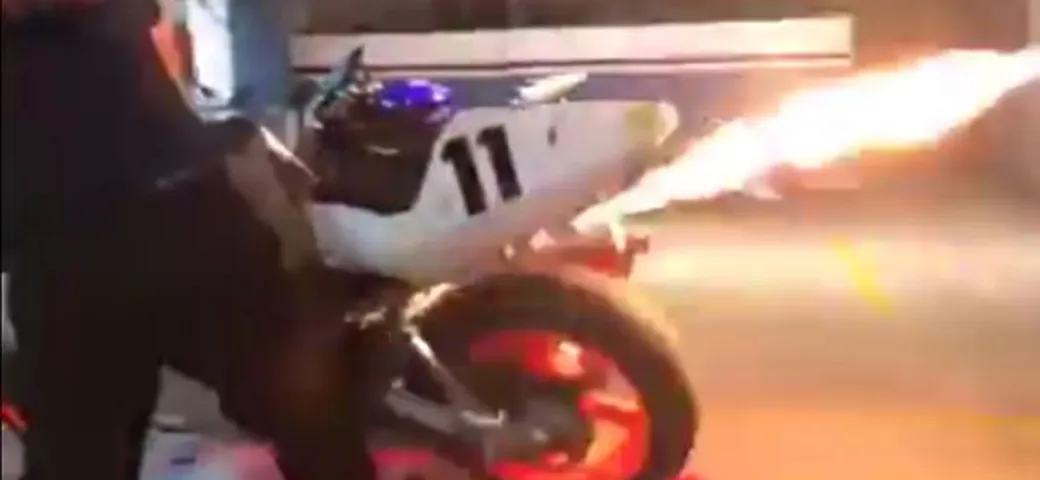 Quando una Suzuki fa fuoco e fiamme [Video]