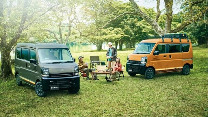 Suzuki Every J Limited, il mini camper da 3,4 metri con quattro posti letto