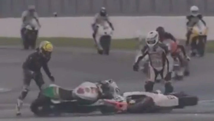 Le comiche di Benny Hill in pista [video]