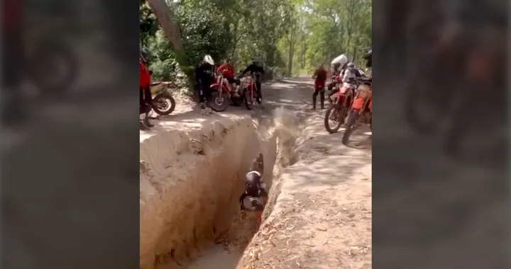 Video: l'endurista fa un bel bagno nel fango