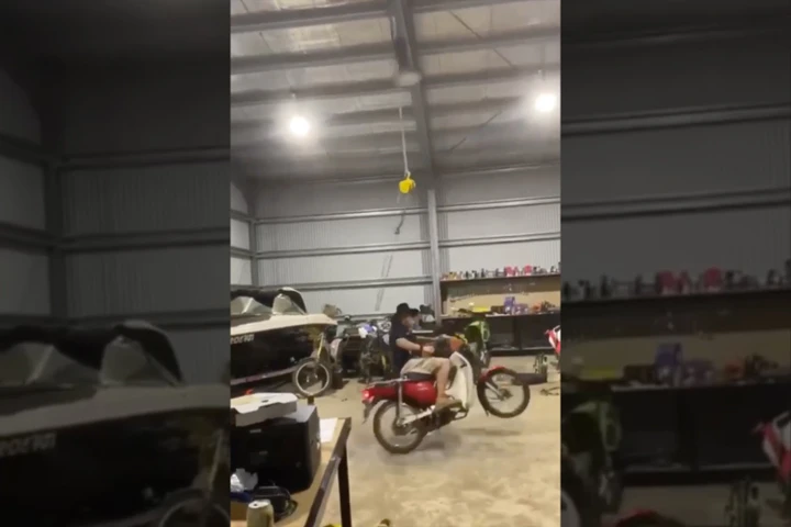 Altalena in scooter: l'accrocco semplice per un gran divertimento (VIDEO)
