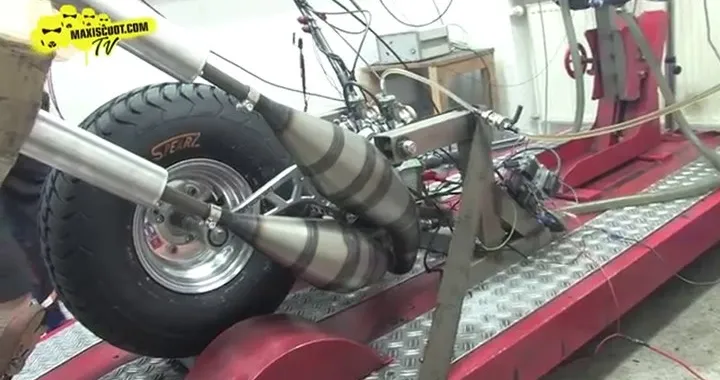 MaxiScoot e il suo drag-scooter bicilindrico 1