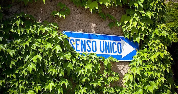 Suora contromano in circonvallazione