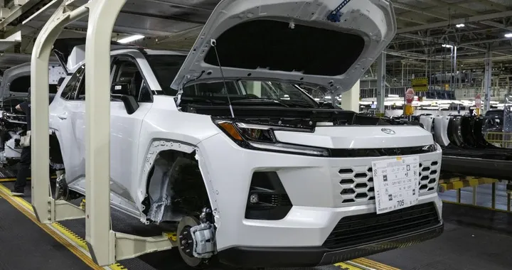 Toyota vuole auto con meno pezzi: sulla RAV4 ha già tagliato fino al 76% delle varianti