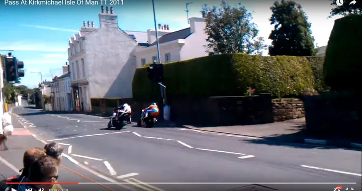 Sorpassi epici: manovra da brivido al Tourist Trophy [Video]