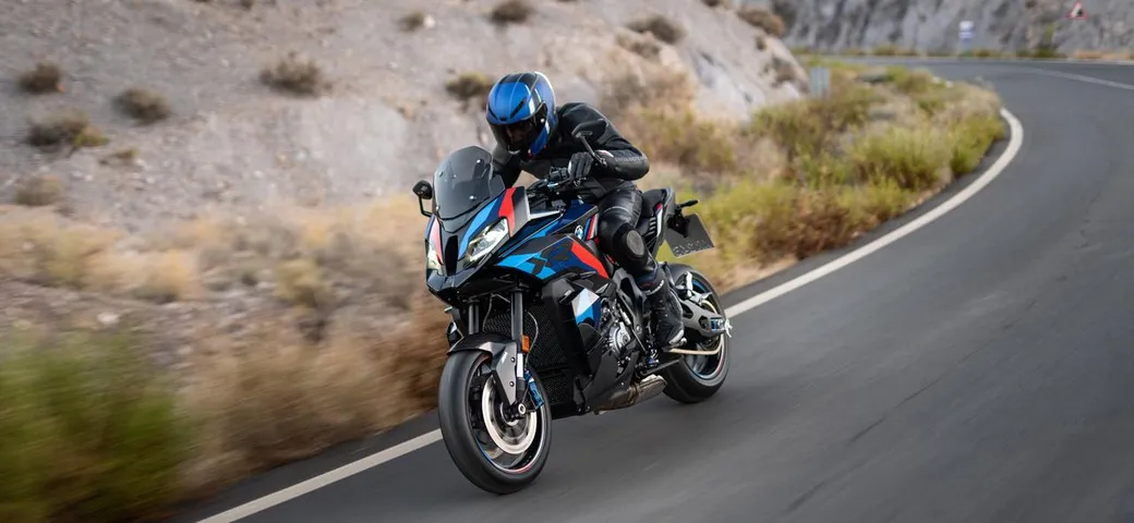 Nuova BMW M 1000 XR: svelata la moto sportiva adatta alle lunghe distanze [FOTO]