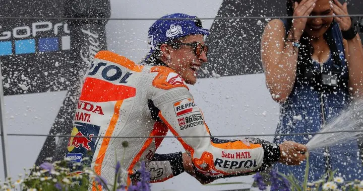 Marquez “re” del Sachsenring torna in vetta nel mondiale. Dovizioso e Rossi … scendono