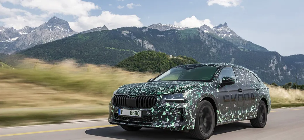 Nuova Skoda Superb: sarà più grande e avrà fino a 260 CV