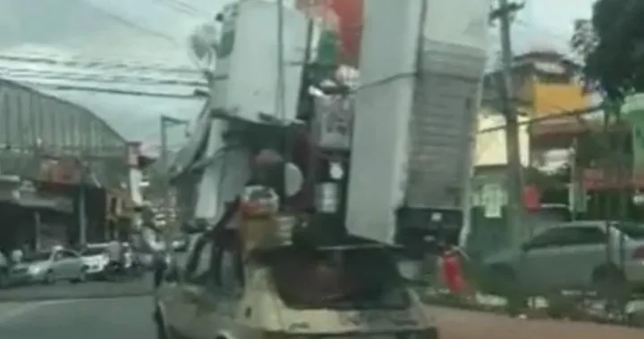 Folle trasloco con una montagna di oggetti sulla Fiat 147 [Video]