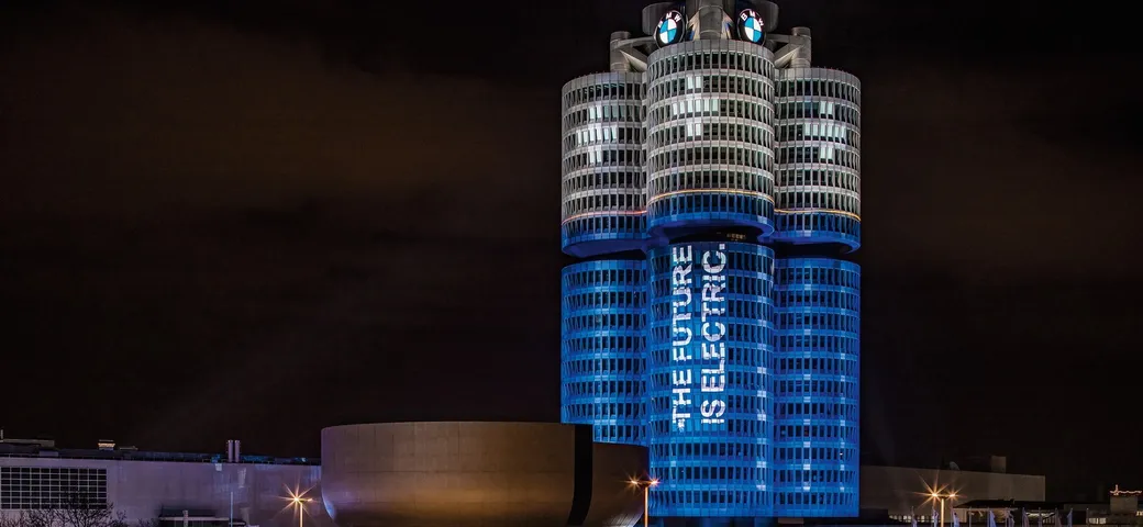 BMW Group: la sede di Monaco illuminata come una pila [Video]