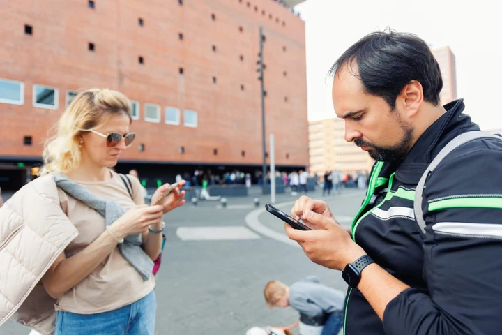 Nuovo Codice della Strada, multe anche ai pedoni: 75 euro per chi usa lo smartphone