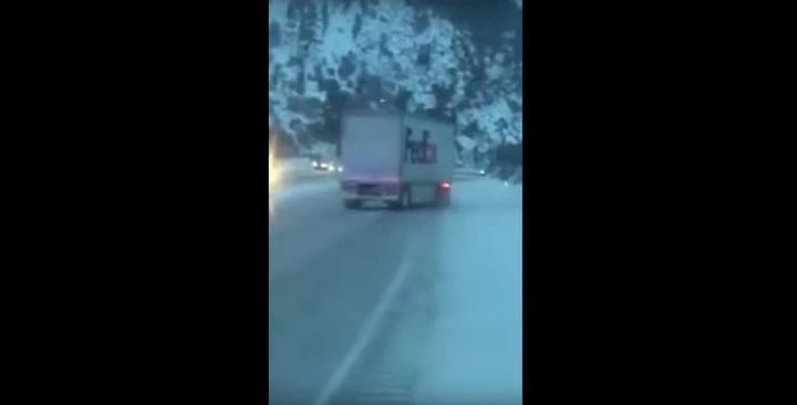 Il drift più lungo al mondo di un camion sul ghiaccio [VIDEO]