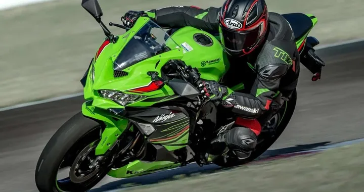 Ninja ZX-4R per neopatentati: la Kawasaki da 48 CV che ruggisce oltre i 15.000 giri