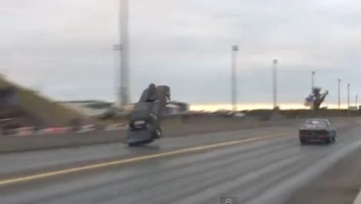 La Ford Mustang è un dragster? L'Epic Win è dell'esemplare che impenna (e quasi vola via)