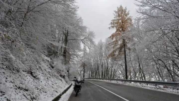 Foto del giorno: in moto anche con la neve