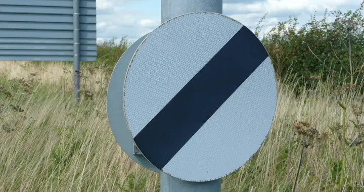 Il 99% degli automobilisti in UK non conosce questo cartello
