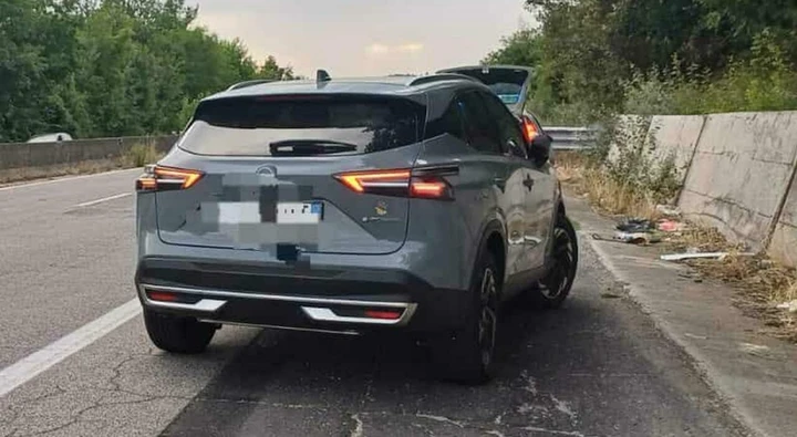 Sfregia il SUV per invidia, ma bordo c'è un ragazzino: denunciato