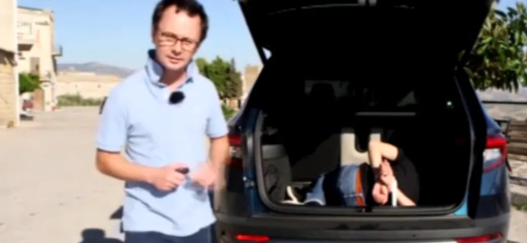 Auto Moto: incaprettare un uomo non fa ridere