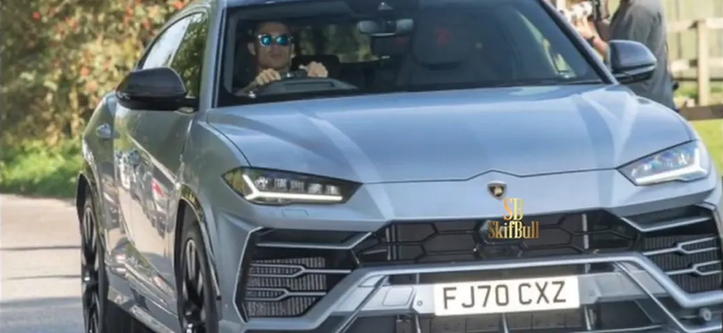 Cristiano Ronaldo si regala una Lamborghini Urus: eccolo al volante [Video]
