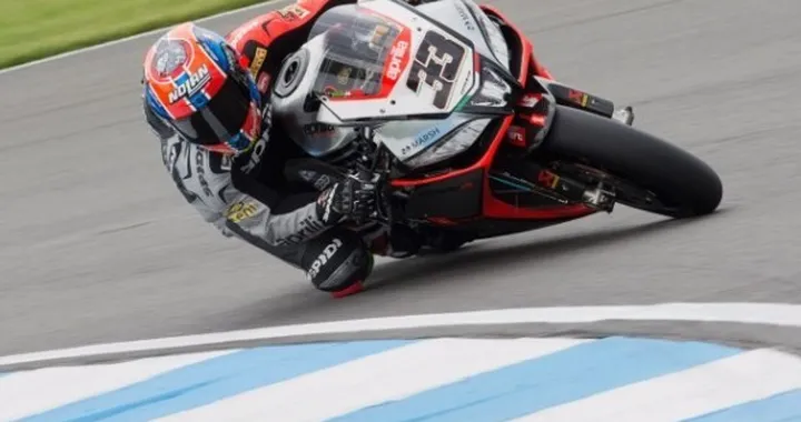 SBK Donington: Superpole bagnata, ma Davide Giugliano regala un raggio di sole alla Ducati. Ottimo Melandri (Aprilia) terzo