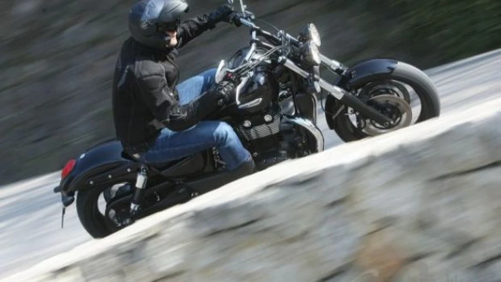 TEST Triumph Thunderbird Storm: è gradito l'abito scuro