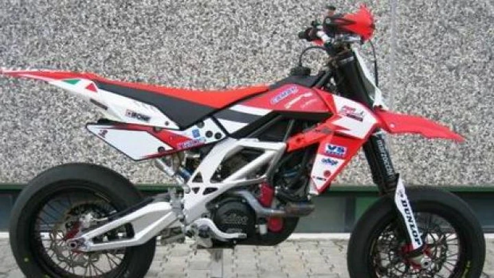Il Team PMRH2O presenta la sua Aprilia SXV Replica