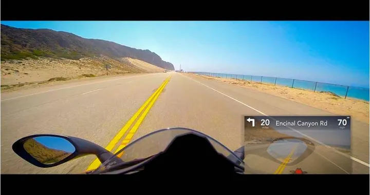 Continental: Head-up display e carica-batterie wireless per smartphone da moto