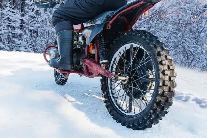 Guidare la moto quando nevica si può? Il chiarimento di Assogomma