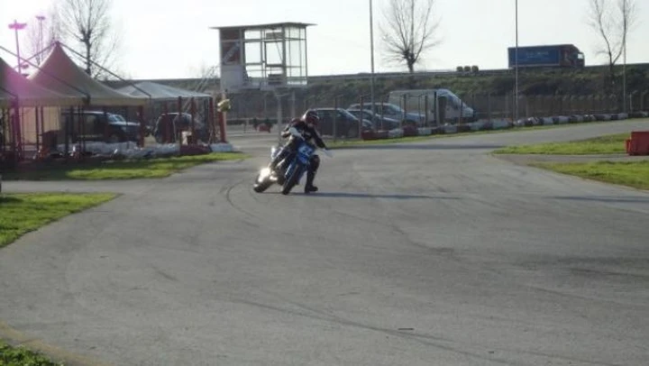 Scatto in Corsa: motard in derapata